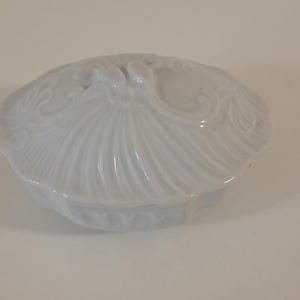 collectable vintage French Limoges porcelain lidded trinket box / jewellery box