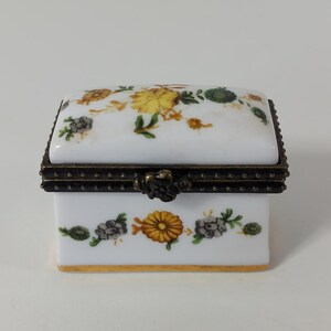P## Collectable vintage French porcelain pill box / Trinket box / French décor