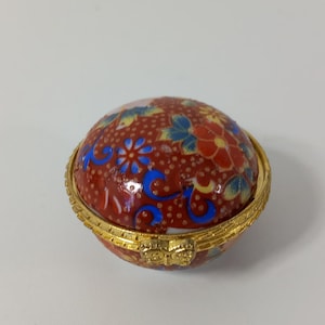 P## Collectable vintage French porcelain pill box / Trinket box / French décor