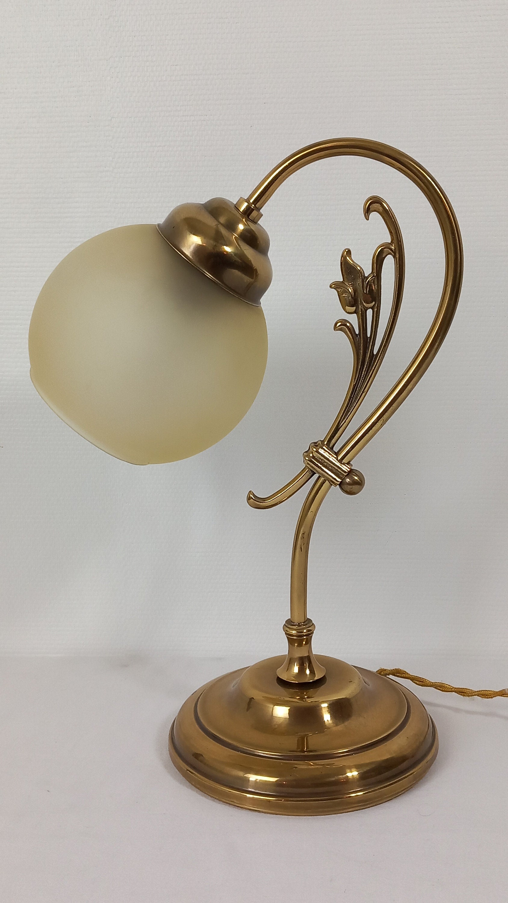 élégante table/chevet lampe de bureau vintage français en laiton et verre