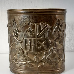Papelera/maceta/cubo de carbón de latón hecho a mano, de la nobleza inglesa de época, Birmingham, Inglaterra.