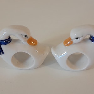 Coppia di anelli per tovaglioli decorativi in porcellana francese a forma di cigno
