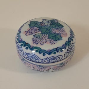 P## Collectable vintage Round shaped pill box / trinket box / ornament