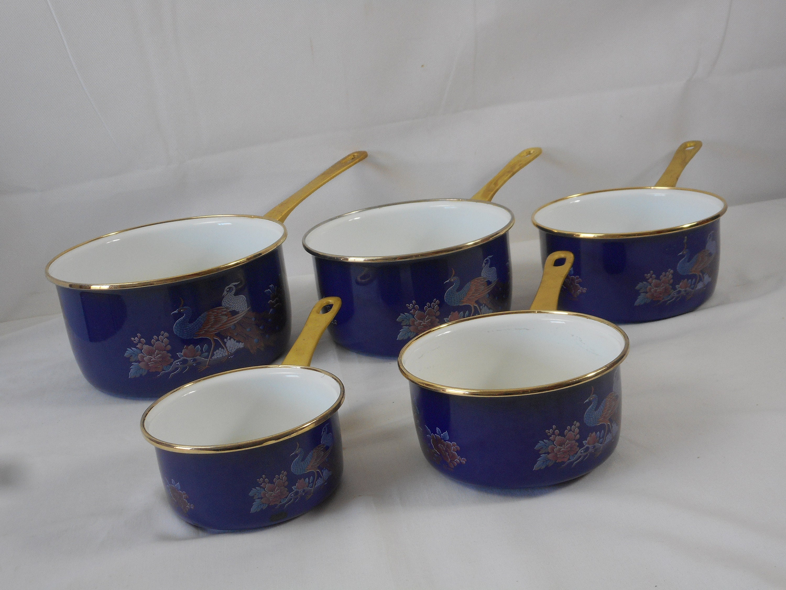 Ensemble de 5 Moules Français Vintage en Émail avec Poignées Laiton