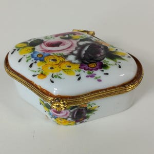 P## Collectable vintage French porcelain pill box / Trinket box / French décor
