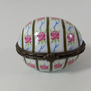 P## Collectable vintage French porcelain pill box / Trinket box / French décor