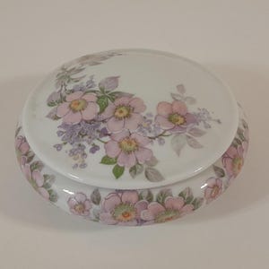 collectable vintage French Limoges porcelain lidded trinket box / jewellery box
