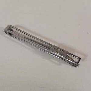 Pino de gravata / prendedor de gravata de metal prateado francês vintage