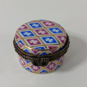 P## Collectable vintage French porcelain pill box / Trinket box / French décor