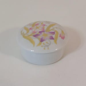 Collectable vintage French porcelain trinket box / pill box