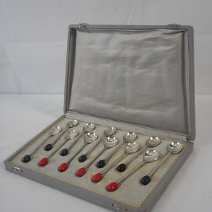 set of 12 vintage boxed silver plated metal spoons / tea spoons
