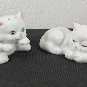 Pair Of Ceramic Table Salt & Pepper Pots Designed As Cats / Tableware