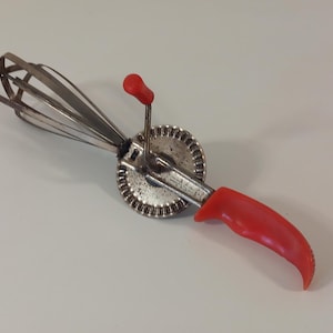 vintage French metal hand whisk / kitchen utensil / French kitchenware