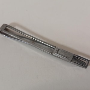 Pino de gravata / prendedor de gravata de metal prateado francês vintage