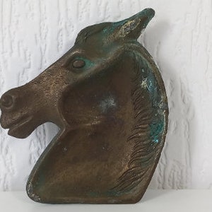 p## piccolo posacenere da tavolo decorativo francese in ottone a forma di cavallo
