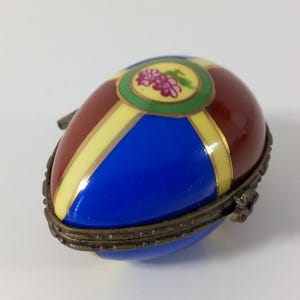 P## Collectable vintage French porcelain pill box / Trinket box / French décor