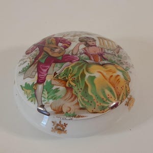 collectable vintage French Limoges porcelain lidded trinket box / jewellery box