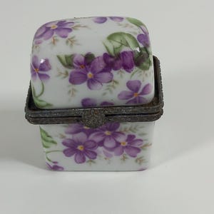 Collectable vintage French porcelain trinket box / pill box / ornament