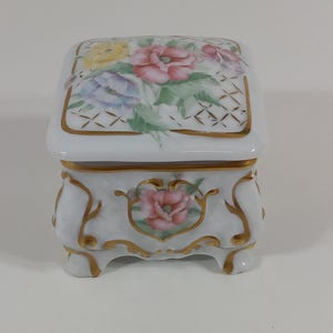 vintage French Limoges porcelain lidded trinket box / jewellery box