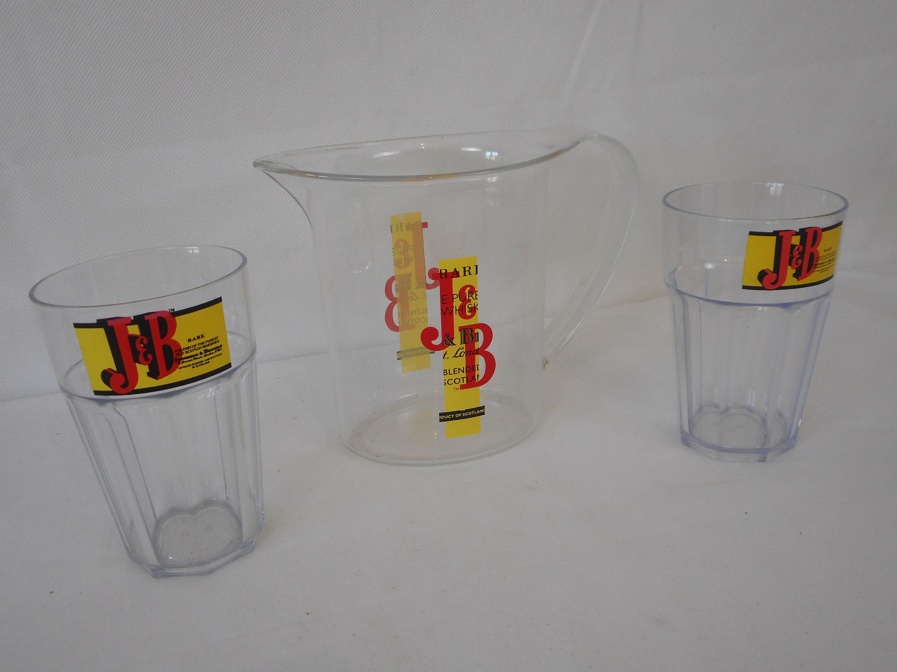Cru J & B Whisky Eau en Plastique Cruche et Deux Tasses Plastique