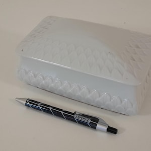 collectable vintage French Limoges Un stamped porcelain lidded trinket box / jewellery box