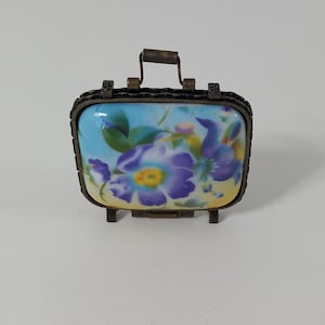 P## Collectable vintage French porcelain pill box / Trinket box / French décor