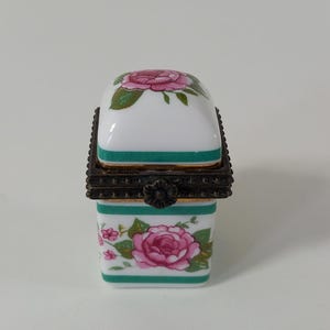 P## Collectable vintage French porcelain pill box / Trinket box / French décor
