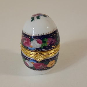 P## Collectable vintage French shaped pill box / trinket box / ornament