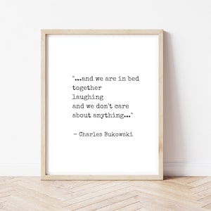 Puede incluir: Una impresión tipográfica en blanco y negro con una cita de Charles Bukowski: "... y estamos en la cama juntos riendo y no nos importa nada..."