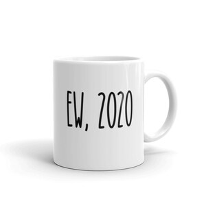 Può includere: Tazza da caffè in ceramica bianca con testo nero che recita "EW, 2020".
