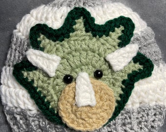 Handgjord Triceratops-mössa för spädbarn - Virkad dinosauriemössa - Babydinosaurie - Vintermössa
