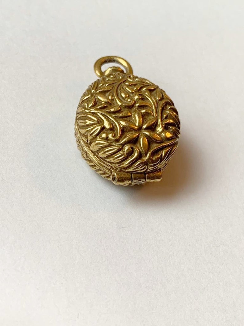 Beautiful Vintage Oval Gold Filled Locket with Fluted Floral Engravings