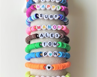 Bracciale elastico personalizzato con nome e messaggio, stile surfista, perline polimeriche heishi, per donne, uomini e bambini, 22 colori - regalo ideale per compleanni e Natale