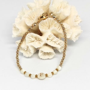 pulsera de perlas inicial personalizada en nácar y cuentas doradas de acero inoxidable idea de regalo para niña mujer Día de la Madre