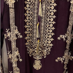 Pakistanische Chiffon dunkel lila bestickte Kleid.