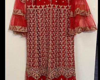 Vestido de novia largo rojo brillante con bordados dorados. Vestido pakistaní/indio.