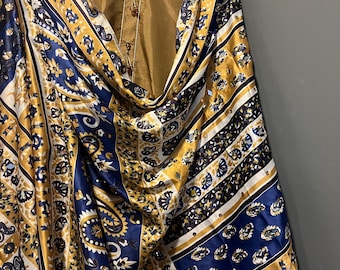 Vestido pakistaní/indio en tono dorado con dupatta bordada en seda en dorado y azul.