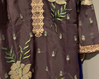 Camisa y dupatta pakistaní/india en organza marrón y bordada en dorado.
