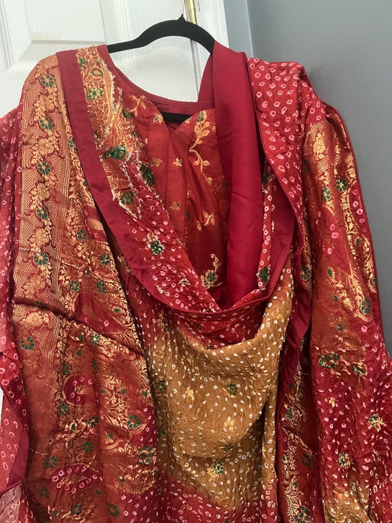 katan silk pakistani dresses Eid elegance redefined! Our exquisite Katan silk dress is a masterpiece of traditional craftsmanship and modern style. Dress Details : 3 Piece Katan silk with Organza Dupatta Please note that the actual