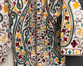 Manteau/veste brodés traditionnels multicolores pour homme.