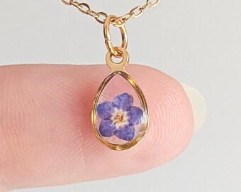 Forget-Me-Not Teardrop Necklace – Pressed Flower Resin Pendant, Gold Plated Stainless Steel