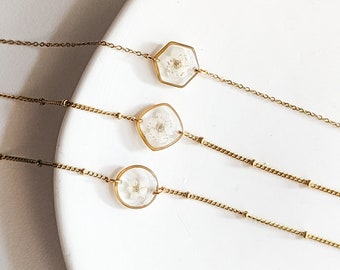 Sierlijke goud geperste witte bloem, fijne schakelarmband - Verguld roestvrij staal - cottagecore minimalistische sieraden - Pruimenbloesem zeshoek