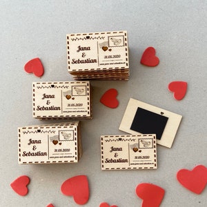 Set Hochzeitspostkarten, Natur gravierter Holzmagnet, Idee zur Hochzeitseinladung, Save the date Karte, Personalisierter Magnet