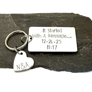 Llavero con mensaje "Todo empezó con un mensaje", regalos para parejas, regalo de aniversario para marido, regalo de San Valentín para novio, regalo para novia. imagen 10