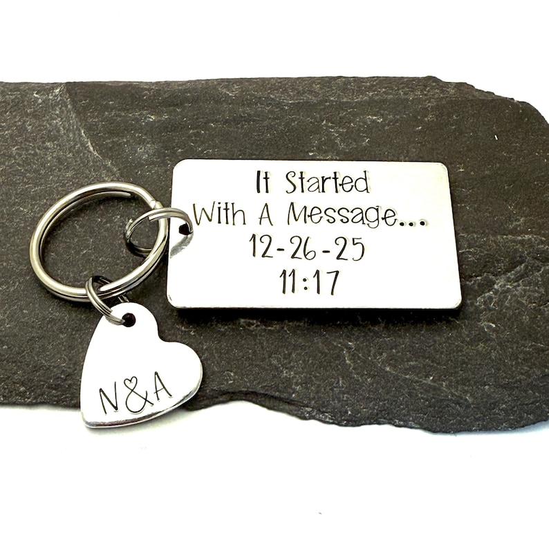 Llavero con mensaje "Todo empezó con un mensaje", regalos para parejas, regalo de aniversario para marido, regalo de San Valentín para novio, regalo para novia. imagen 10