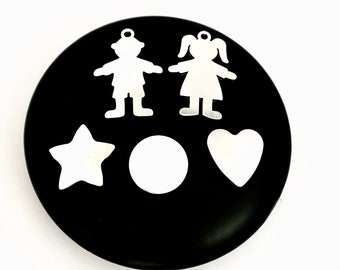 Añade figuras de niño/niña, estrellas, círculos, corazones, cupcakes, dinosaurios, huesos, huellas, elefantes y mariposas.