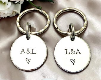 Llavero con iniciales para pareja, regalo de aniversario de boda para el marido, regalo de San Valentín para el novio, llaveros personalizados a juego para la esposa.