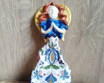Engel Figur aus Ton mit Blumentkleid und orangen Haaren, handgemachtes Einzelstück, Geschenkidee zu Ostern