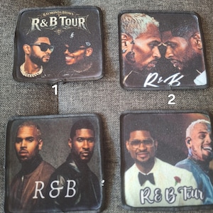 Könnte beinhalten: Vier quadratische Aufnäher mit R&B-Künstlern. Die Aufnäher zeigen Bilder von Usher und Chris Brown mit den Texten "R&B Tour" und "R&B". Die Aufnäher sind schwarz und quadratisch.