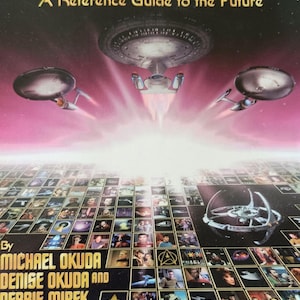 Puede incluir: La portada del libro The Star Trek Encyclopedia: A Reference Guide to the Future presenta un collage de personajes y naves espaciales de la franquicia Star Trek. La portada es de un rosa y un morado vibrantes con una luz blanca brillante en el centro. El título está en letras doradas.